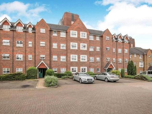 Flat for rent in Horsell, Woking