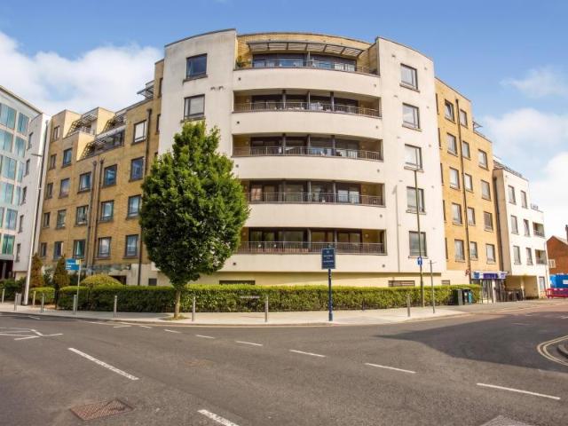 Flat for rent in Horsell, Woking