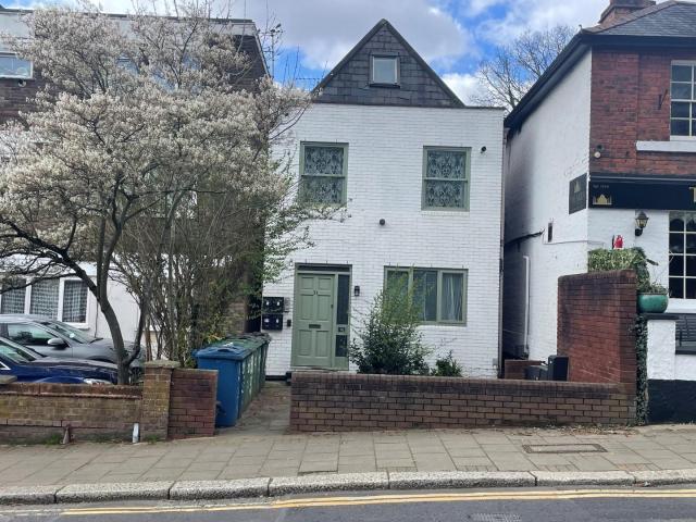 Flat for rent in Little Stanmore, Greater London