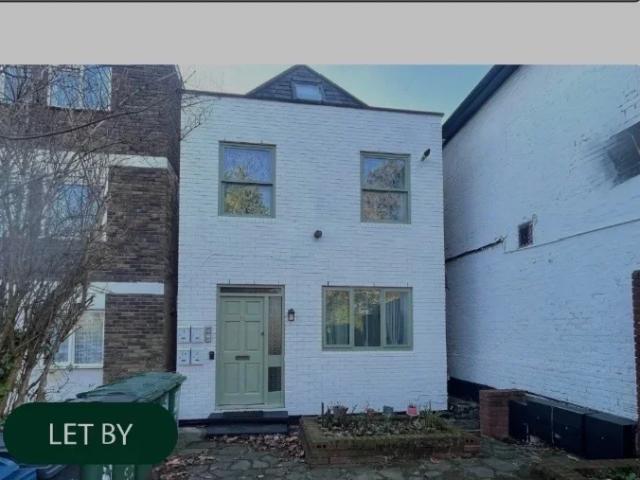 Flat for rent in Stanmore Broadway, Greater London