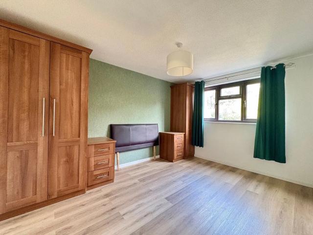 Flat for rent in Highams Park, Greater London