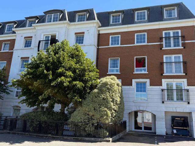 Flat for rent in Woodcote, Epsom