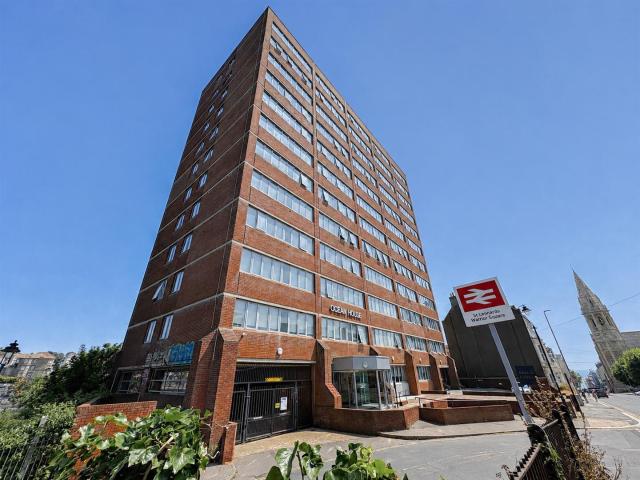 Flat for rent in Bohemia, Guestling Green