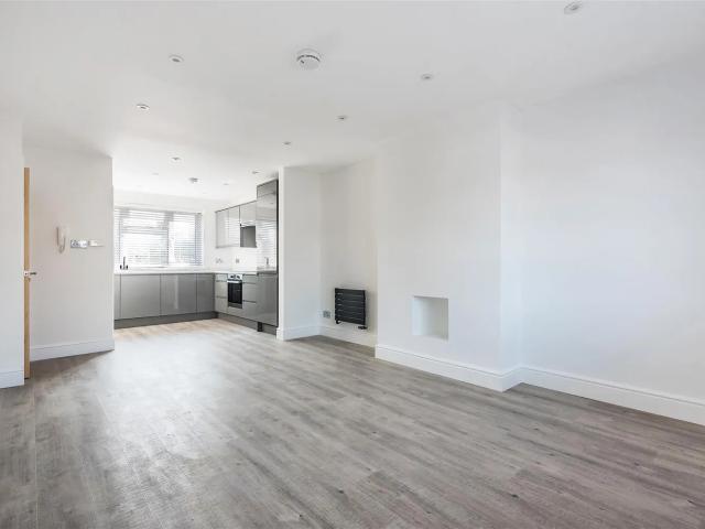 Flat for rent in East Horsley, Guildford