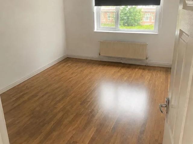 Flat for rent in Westborough, Surrey