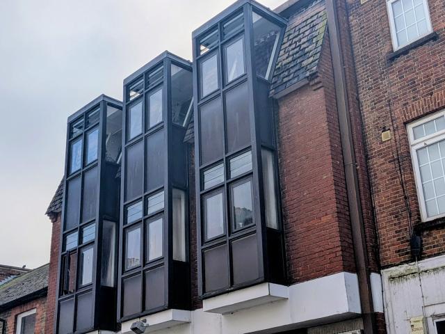 Flat for rent in Red Hill, Surrey