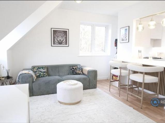 Flat for rent in Emmbrook, Wokingham