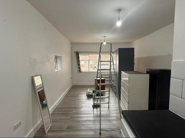 Flat for rent in London Borough of Hillingdon, Greater London