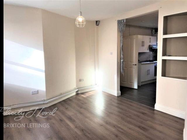 Flat for rent in Stockwell, Greater London