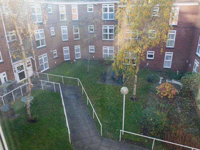 Flat for rent in Dixons Green, West Midlands