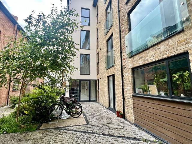 Flat for rent in St. Mildred's, The Bridge