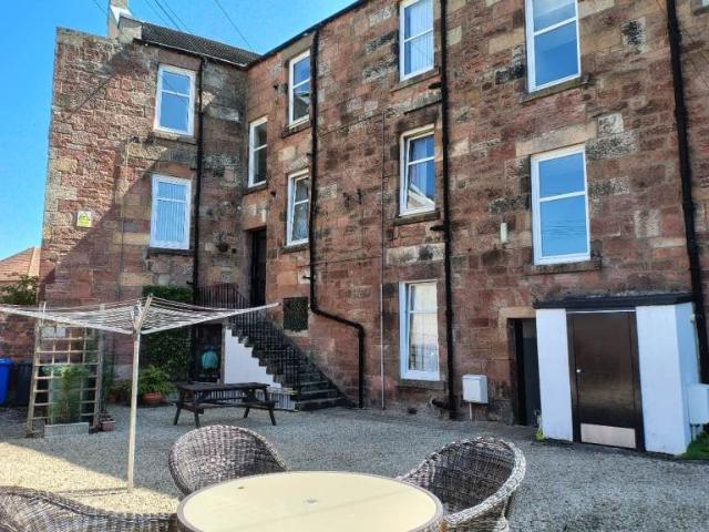 Flat for rent in Long Calderwood, Barassie