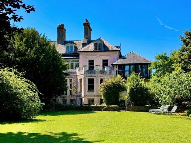 Flat for rent in Strawberry Hill, Greater London