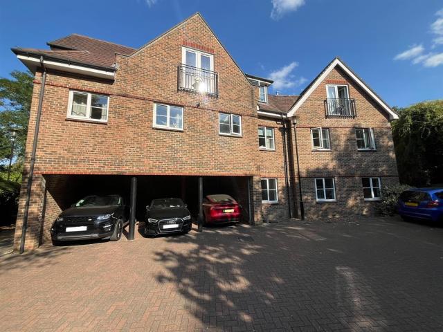 Apartment for rent in Blackhills, Surrey