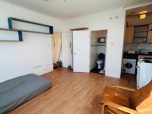 Flat for rent in Stroud Green, Greater London