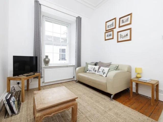 Flat for rent in Canongate, Old Town
