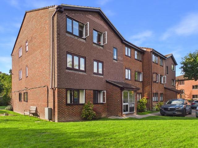 Flat for rent in Southgate, Crawley