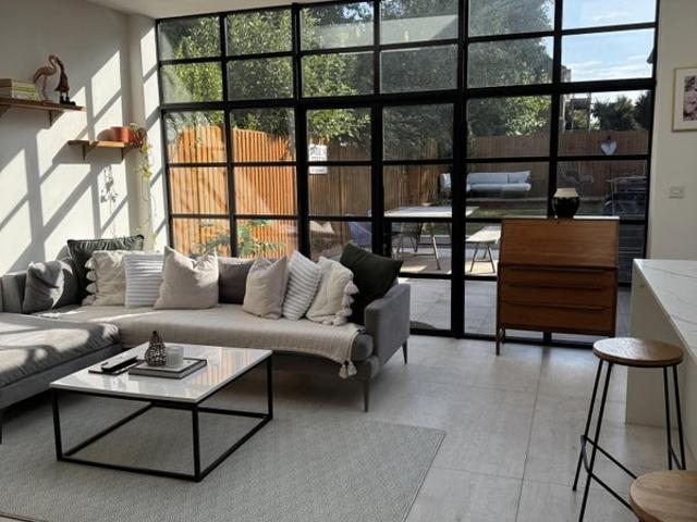 Flat for rent in Southfields, Greater London