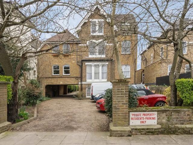 Flat for rent in London Borough of Ealing, Greater London