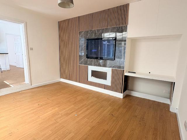 Flat for rent in London Borough of Hounslow, Strand