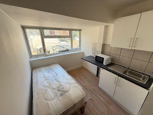 Flat for rent in London Borough of Ealing, Greater London