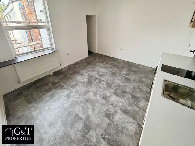 Flat for rent in Dixons Green, West Midlands