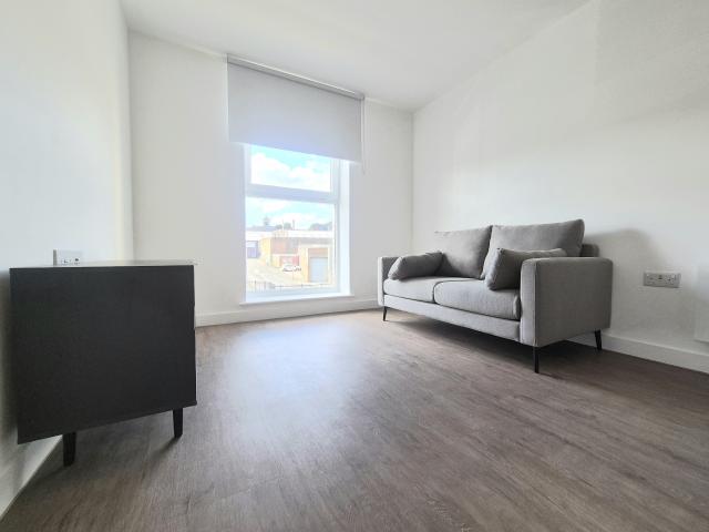 Flat for rent in Woolshops, Calderdale