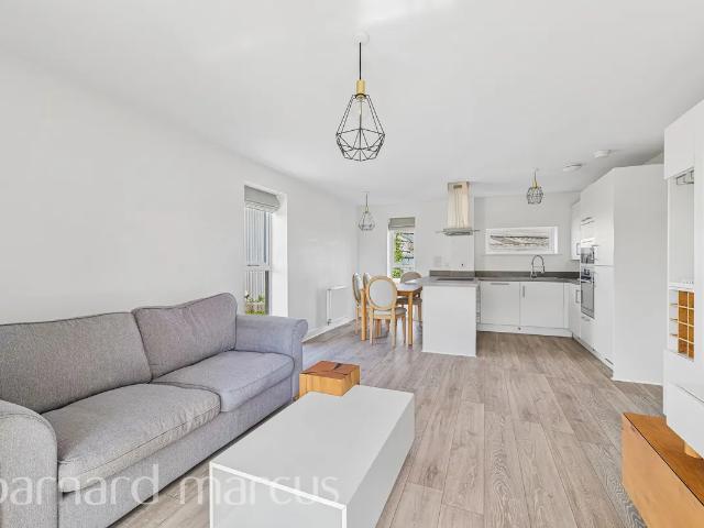 Flat for rent in Tolworth, Greater London