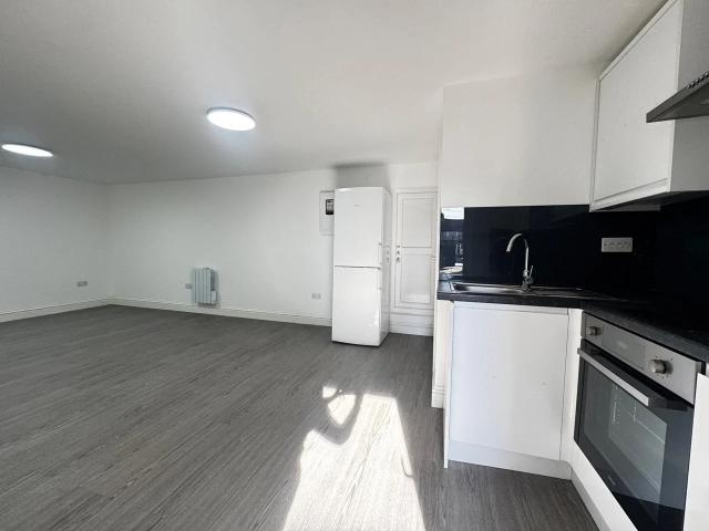 Flat for rent in Lonesome, Greater London