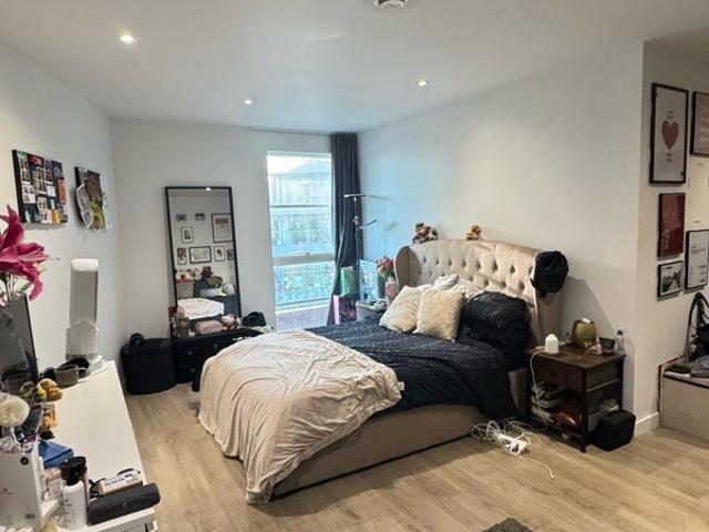 Flat for rent in East Wick, Greater London