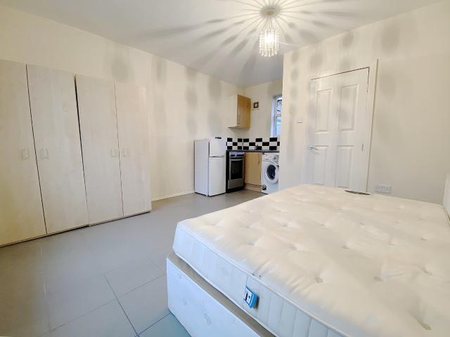 Flat for rent in London Borough of Hounslow, Greater London