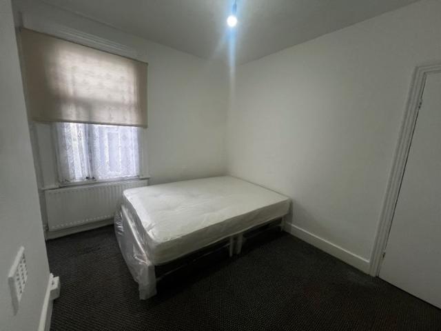 Flat for rent in Plashet, Greater London