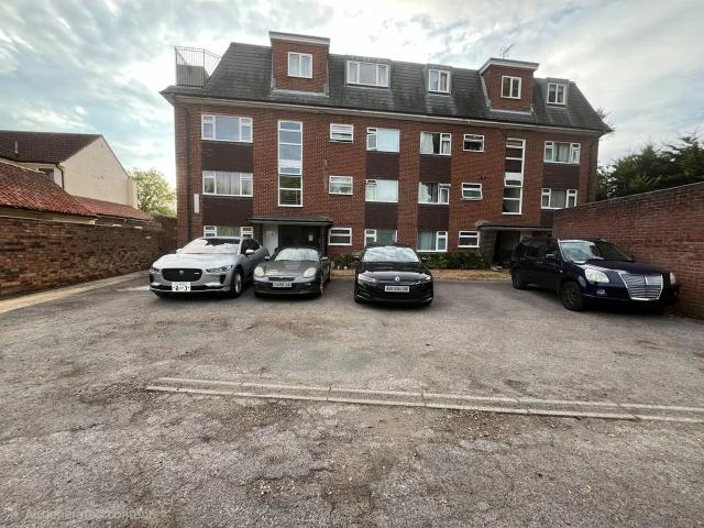 Flat for rent in Lower Halliford, Surrey