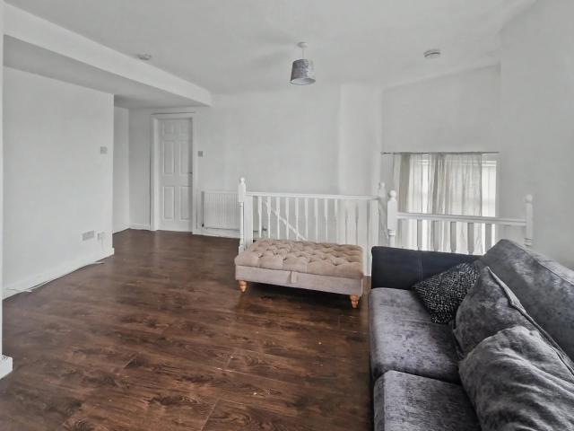 Flat for rent in Whitefield, Bury