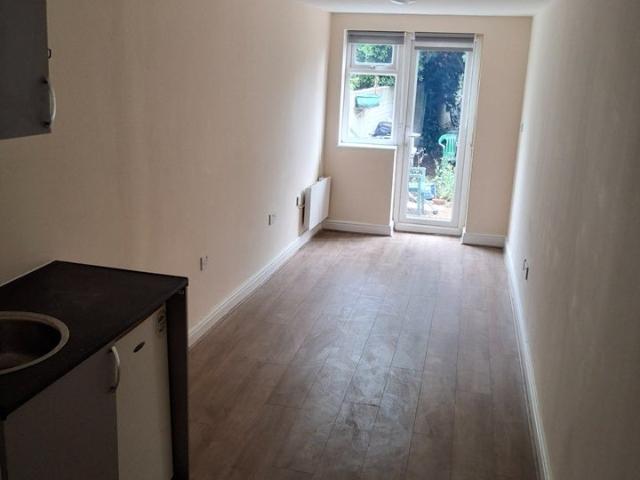 Flat for rent in London Borough of Hounslow, Hanworth