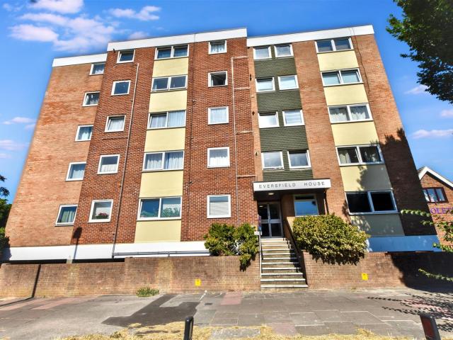 Flat for rent in Upperton, Eastbourne