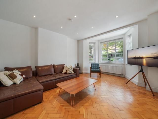 Flat for rent in Elm Park, Greater London
