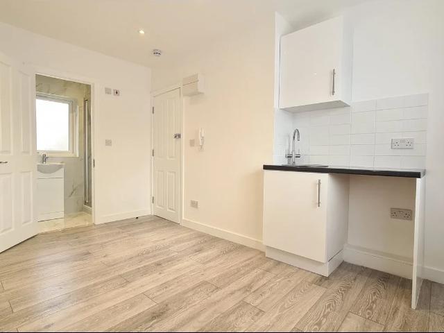 Flat for rent in London Borough of Hillingdon, Greater London