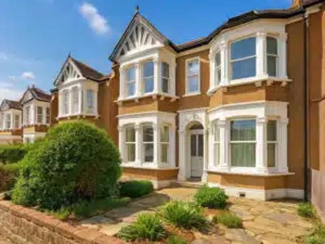 Flat for rent in Gants Hill, Greater London