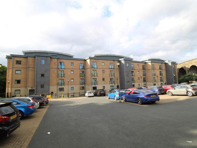 Flat for rent in Huddersfield, Kirklees