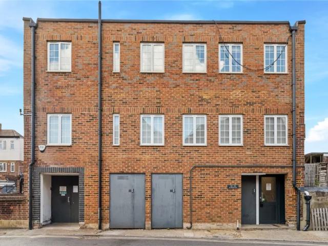 Flat for rent in Perryfields, West Sussex