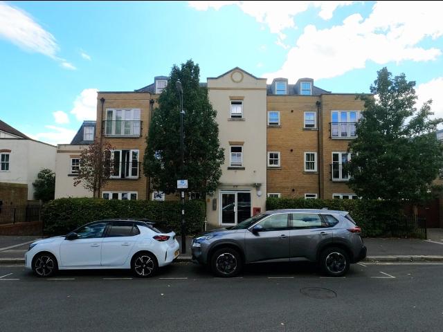 Flat for rent in Woodcote, Epsom