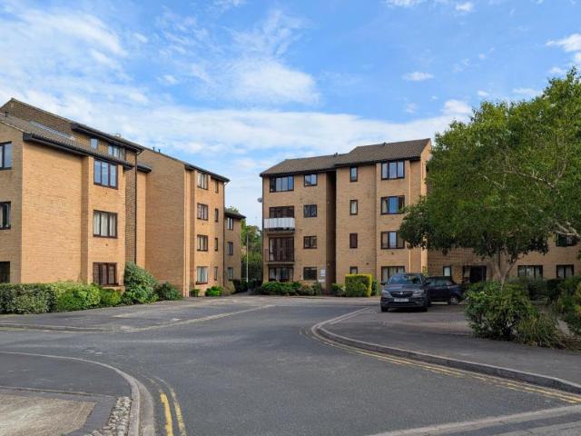 Flat for rent in Horsell, Woking