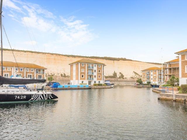 Flat for rent in Roedean