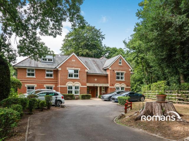 Flat for rent in Hart, Crookham Village