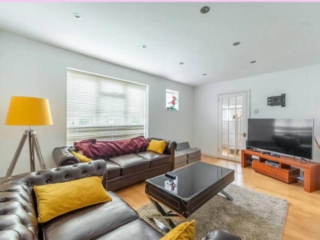 Flat for rent in Little Stanmore, Greater London