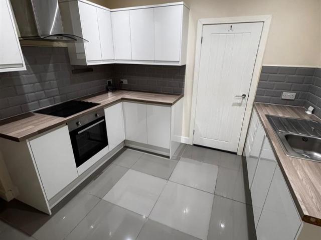 Flat for rent in Pentre, Ton Pentre