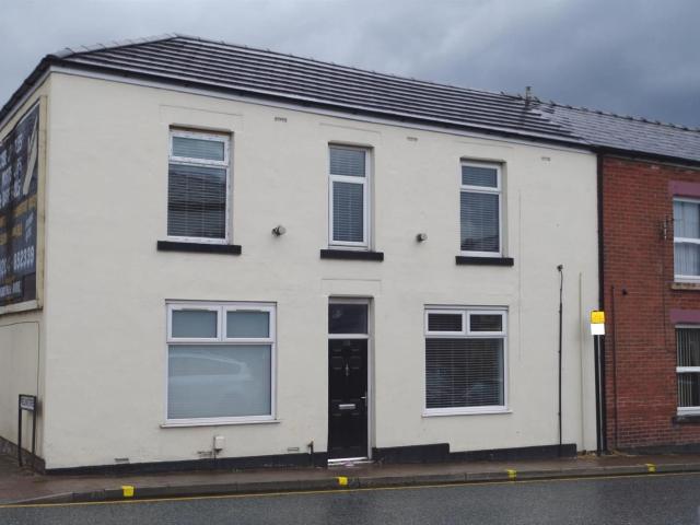 Flat for rent in Lee Bank, Greater Manchester