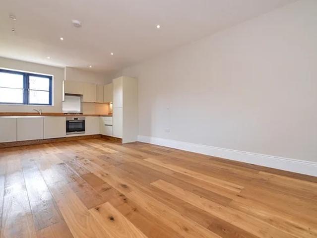Flat for rent in Furzedown, Greater London