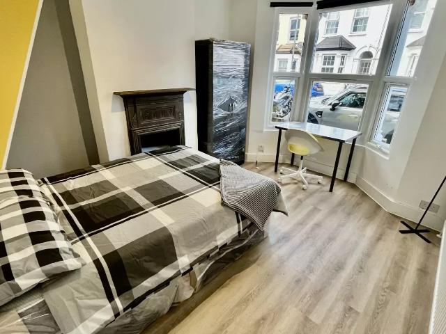 Flat for rent in Furzedown, Greater London